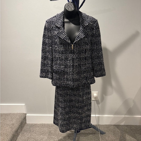 St. John Navy blue and white 2 piece suit skirt jacket size 12 skirt size 10